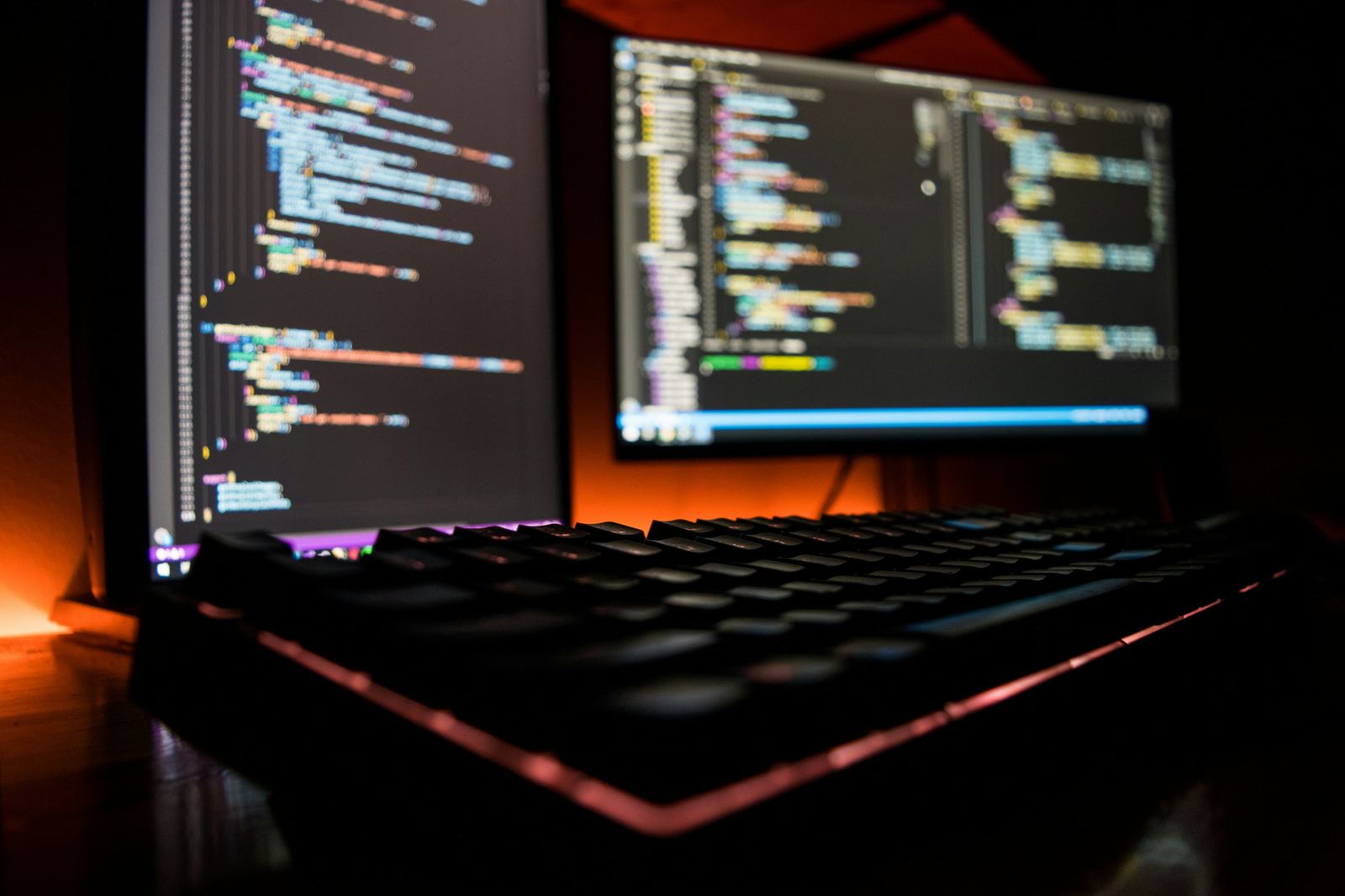 Codice visualizzato sui monitor durante lo sviluppo di un sito web