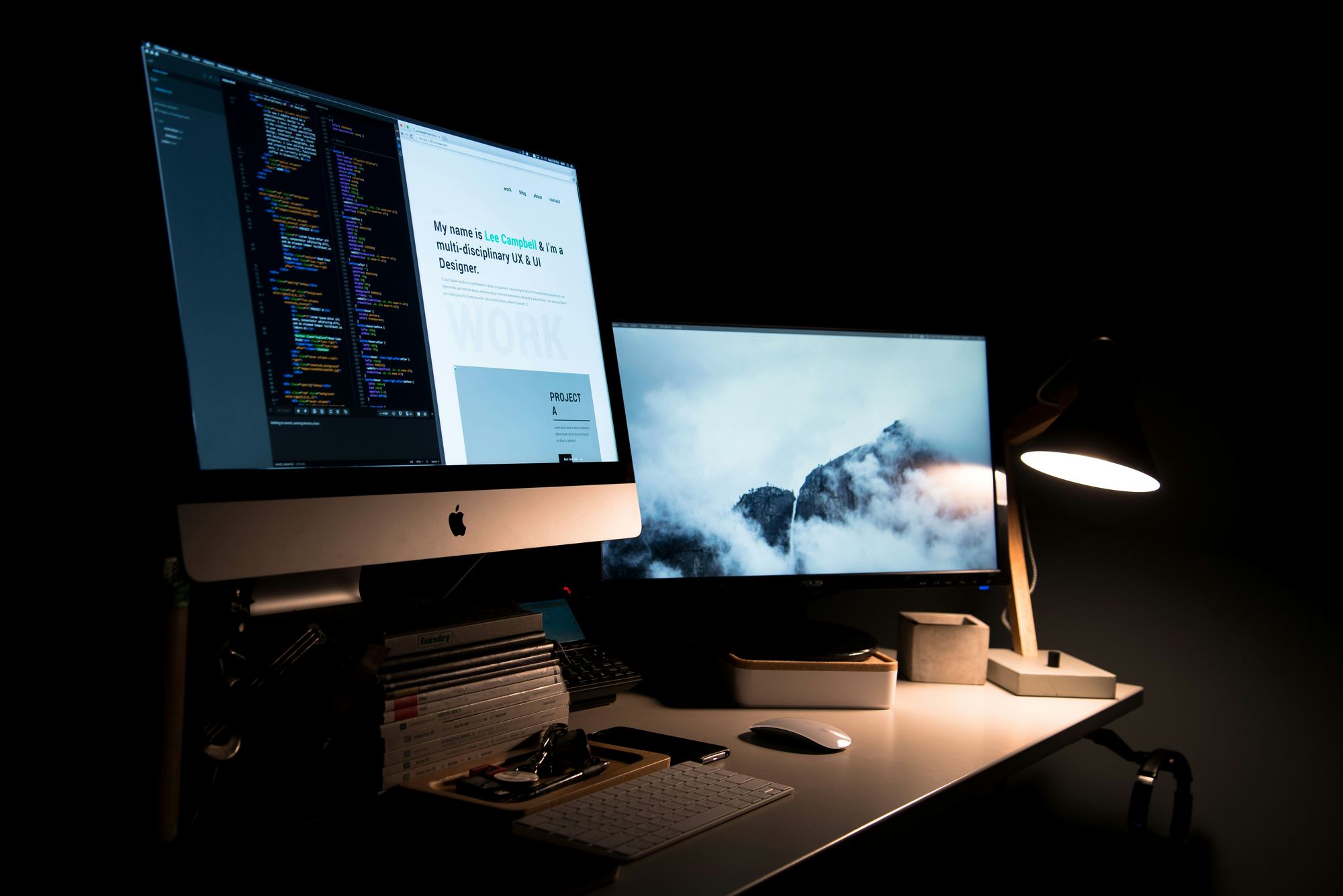 Una scrivania con monitor che mostrano lo sviluppo di un sito web